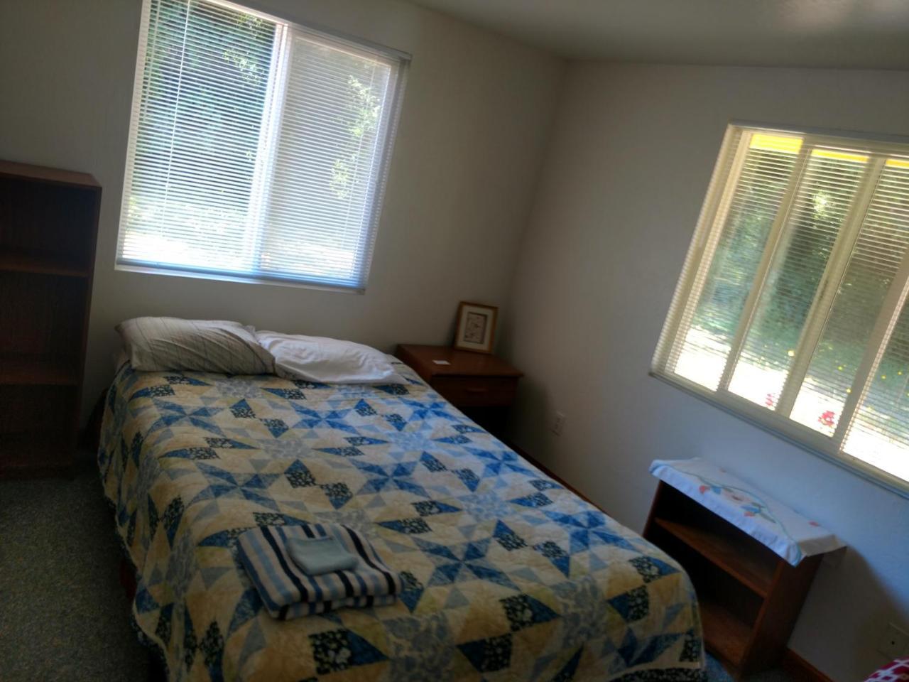 Lakeside Hostel & Guest House Кресънт Сити Екстериор снимка